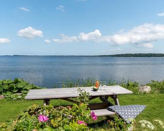 Beautiful home in Fredensborg with WiFi - Fredensborg - Patio