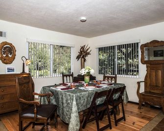 4 Seasons of Mountain beauty. Only 6 miles from freeway, great family getaway. - Frazier Park - Dining room