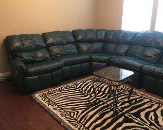 Home Near to Hartsfield Jackson Airpot & Downtown 4 BD 2 - College Park - Living room