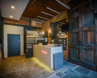 easyHotel Manchester - Manchester - Front desk