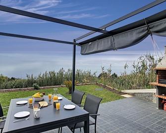 Casa da Felicidade by LovelyStay - Prazeres - Patio