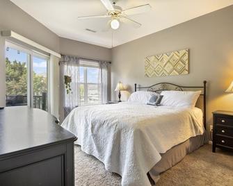 Cedar Heights Delight-Waterfront, Pools, Wet Bar - Camdenton - Спальня