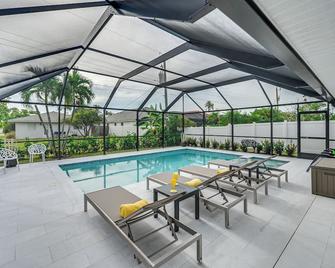 Central Naples Home with Private Pool, Spa and Lanai! - Naples - Piscina