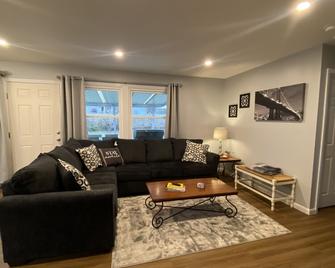 Home away from home. Minutes away from everything. - Vandalia - Living room