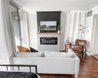 Warm and Cozy Condo with Peaceful Golf Course Views - Daphne - Living room