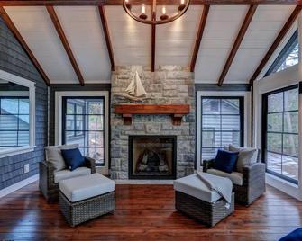 Gorgeous New Build w/ Main Cottage, Guest Cabin, Bunkies & Boathouse! Sunsets! - Bracebridge - Living room