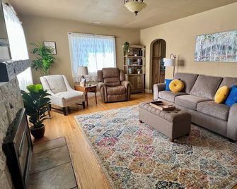 Cozy Cottage in Downtown Redmond - Redmond - Living room