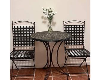 Safe, Quiet and Close to Subway! - Bronx - Living room