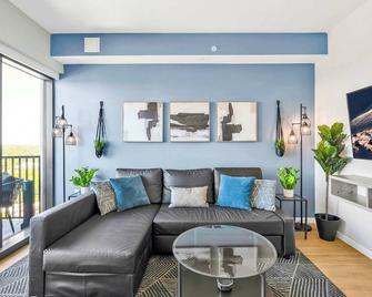 High-Rise Apt Raleigh Free Parking & Sunset View 2 - Raleigh - Sala de estar
