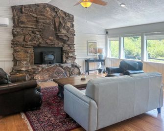 Relaxing Cuchara Retreat on Cucharas River w/ View - La Veta - Sala de estar