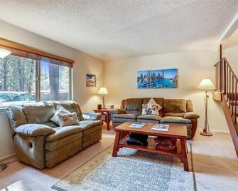 Lake Forest Glen Townhome at End of Cul-de-Sac #40 - Tahoe City - Living room