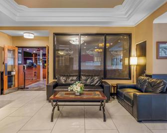 Days Inn by Wyndham Terrace - Terrace - Lobby