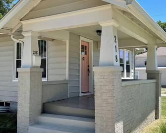 Remodeled 16th Street Bungalow - Sedalia - Gebäude