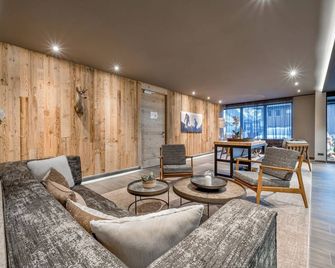 AlpenParks Hotel & Apartment Arlberg Warth mit Pool - Warth - Wohnzimmer