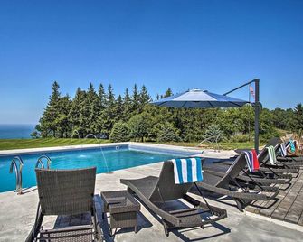 Hot Tub and Sauna! 7-Acre Coastal Michigan Home - Ludington - Pool
