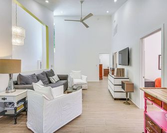 Private Residence: Shared Oasis in Virginia Beach - Virginia Beach - Living room