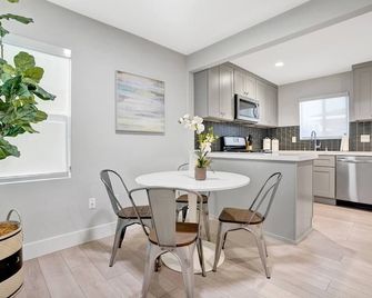 Clean & Spacious 2br/2ba Near Disney - Fullerton - Kitchen