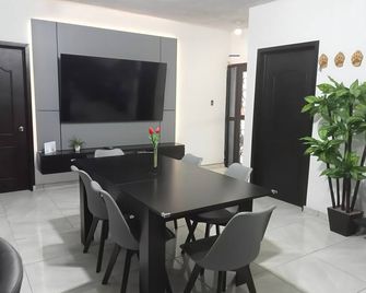 Puerto San Carlos Bay House & Tours -1st & 2nd Floor- - 푸에르토 산카를로스 - 다이닝룸