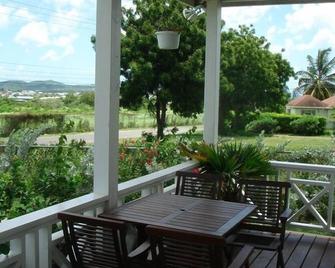 2 Bedroom Cottage with a/C Close to Beach & Town - St. John's - Balcony