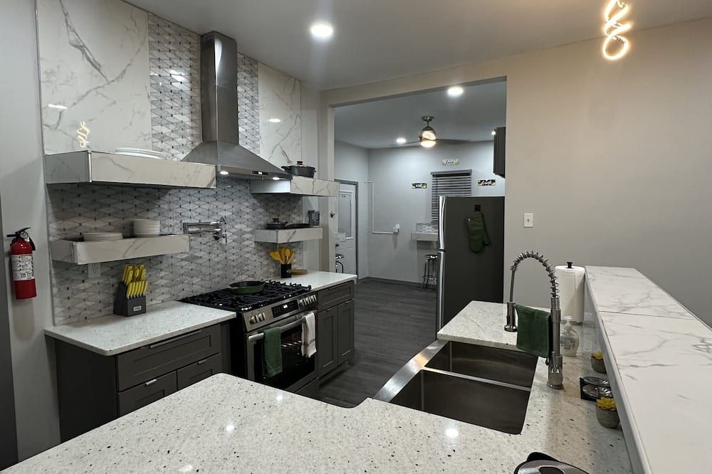 Downtown 5 Minutes - Adults-Only Luxury Getaway With Hot Tub- No Parties! - Detroit - Cocina
