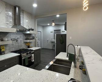 Downtown 5 Minutes - Adults-Only Luxury Getaway With Hot Tub- No Parties! - Detroit - Cocina