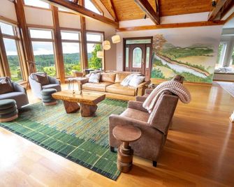 Luxury Lodge! 5000 sqft only 25 mins to Nashville - Pegram - Living room