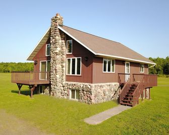 Clean, Comfortable and Quiet Chalet at the base of Jackson Creek Summit - Wakefield - Bâtiment