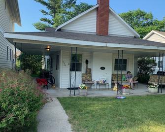House steps from the beach. - Pentwater - Patio