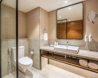 Park Inn & Suites by Radisson Thrissur East Fort - Thrissur - Koupelna