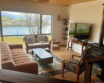 Private rooms with bathrooms and lake views. Two Spacious lounges enjoy peace. - Queenstown - Living room