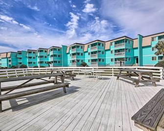 Pool, Balcony & Walk to Beach: Atlantic Beach Gem - Atlantic Beach - Gebäude
