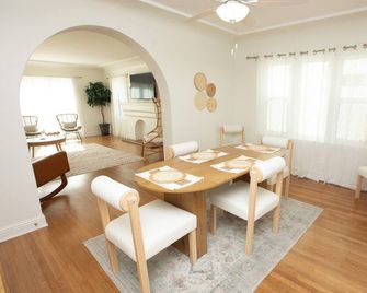 3 Bedroom Luxury Beach House w/ Parking - Walk To Beach - Long Beach - Spisesal