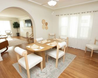 3 Bedroom Luxury Beach House w/ Parking - Walk To Beach - לונג ביץ' - חדר אוכל