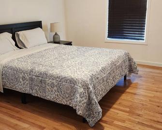 13 mil from lax and beaches. 11 miles from the forum and sofi. close to many. - Compton - Bedroom