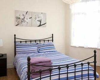 Tooting Place Apartments - Mitcham - Bedroom