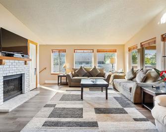 Sea Star Suite 256 - Close to the Beach! - Cannon Beach - Living room
