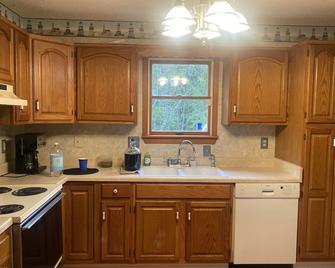 Cozy cottage, 5 min away from shopping center, access to the lake, great views - Kingsport - Kitchen