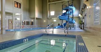 Quality Inn & Suites - Grande Prairie - Piscina