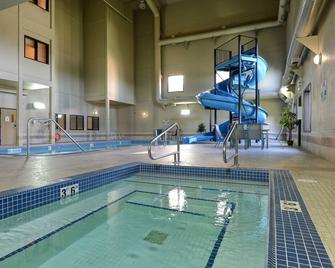 Quality Inn & Suites - גרנד פריירי - בריכה