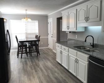 Masters Rental! Beautiful All Brick home just 12 miles away!! - Grovetown - Kitchen