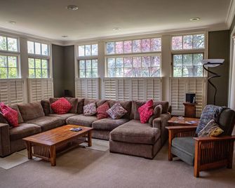 The Best Vrbo In Colorado Springs. Our Reviews Prove It. Near All The Venues - Colorado Springs - Lounge