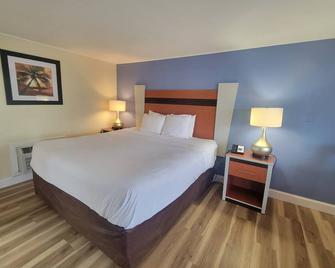 Days Inn by Wyndham West Yarmouth/Hyannis Cape Cod Area - West Yarmouth - Bedroom