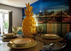 Apartamentos Art Suite Santander - Santander - Ruang makan