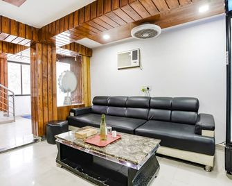 Fabhotel Vrundavan, Athwa - Surat - Wohnzimmer