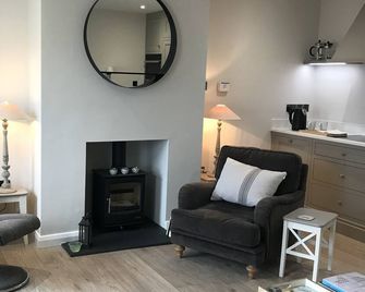Ballintoy Beach Cottage, Secluded Seaside Getaway, Causeway Coast Location - Ballycastle - Living room