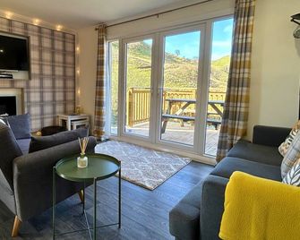 Jura - a chalet that sleeps 4 guests in 2 bedrooms - Oban - Living room