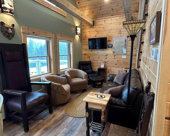 Direct Atv Trail Riding - Snowmobiling - New 3-Bedroom Cabin With Views - Wifi - Colebrook - Sala de estar
