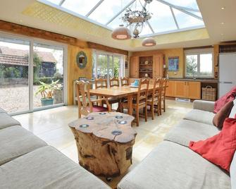 Beautiful Home In Coulonces With Wifi - Vire Normandie - Wohnzimmer