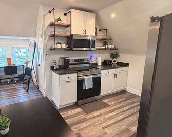 One of the oldest houses in Butler, with an updated vibe. - Butler - Keuken