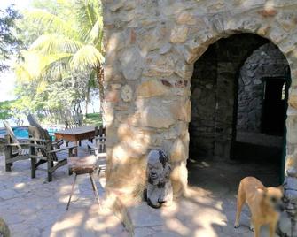 6 Bedroom Castle Siavonga min Four Guests - Siavonga - Patio